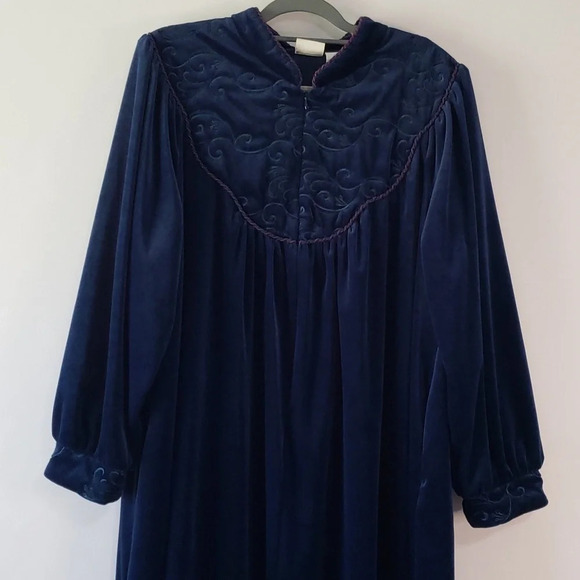 Vintage DELICATES Woman Embroidered Robe Deep Blue Purple Sz 1X Balloon Sleeves - Picture 3 of 14